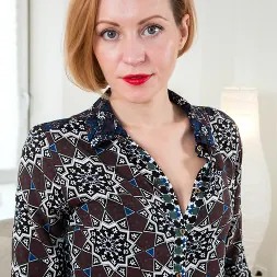 Alice Wonder in 'Anilos' Classic Beauty (Thumbnail 1)