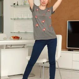 Anita in 'Anilos' Feeling Sexy (Thumbnail 2)