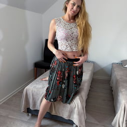 Janet Alfano in 'Anilos' Crop Lift (Thumbnail 1)