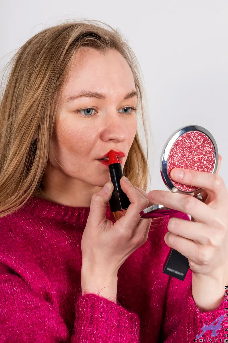 Anilos 'Fit Beauty' starring Kristi (Photo 2)