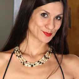 Leah Harris in 'Anilos' Good Looks (Thumbnail 1)