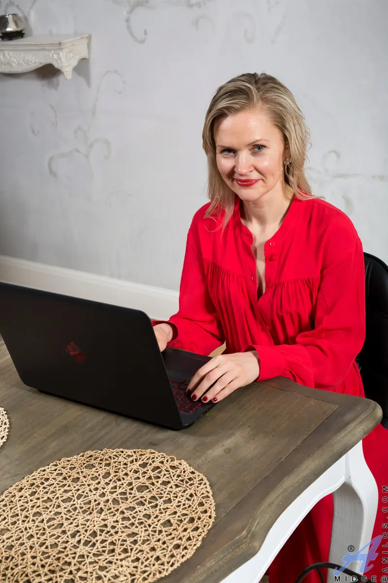 Anilos 'Take It Off' starring Midge (Photo 1)