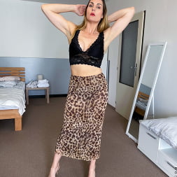 Nikole Flowers in 'Anilos' Queen (Thumbnail 2)