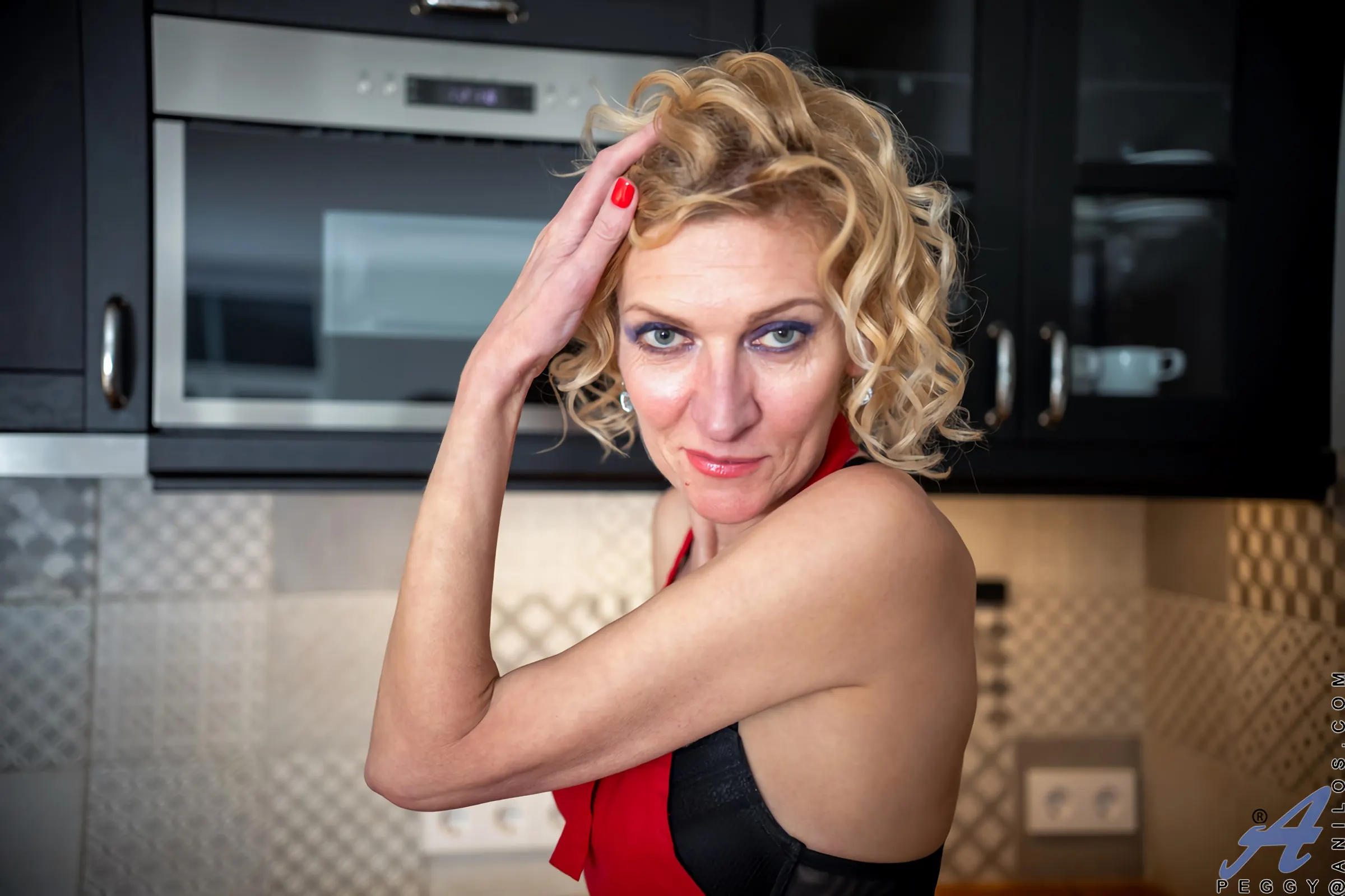 Anilos 'Up To Something' starring Peggy (Photo 1)