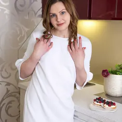 Selena in 'Anilos' Im So Wet (Thumbnail 1)