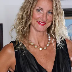 Zoe Marks in 'Anilos' Blonde Tease (Thumbnail 1)